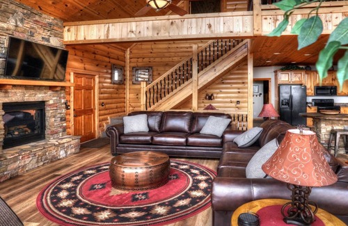 Cleveland Cabin | Five Seasons | Luxury Cabin with Panoramic Views, Hot Tub, Pool Table and More
