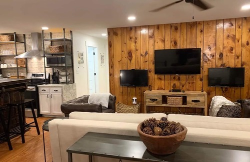 Mount Vernon House | Five-star Historic Boyd Harvey Carriage House 2 Bedroom Home by RedAwning