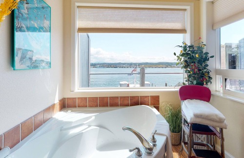 Historic Bayfront Apartment | Five studios in a bayfront lodge w/ gas fireplaces & jetted tubs - near beach!