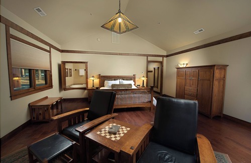Sisters Hotel | FivePine Lodge & Cabins - Caboose Cabin