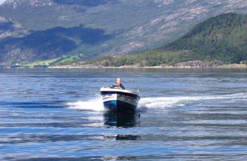 Kvinnherad House | Fjordhytte-3 in traumhafter Lage 100 Meter vom Hardangerfjord, Motorboot mietbar