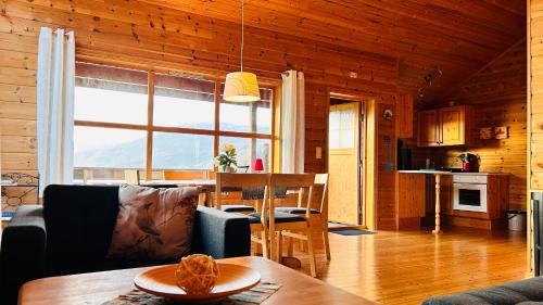 Kvinnherad House | Fjordhytte-3 in traumhafter Lage 100 Meter vom Hardangerfjord, Motorboot mietbar