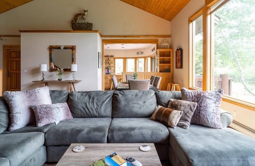 Bozeman House | Flaming Arrow Lodge - Bridger Canyon Home with Acreage and Views