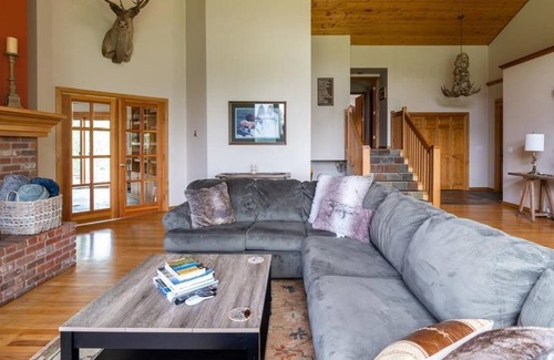 Bozeman House | Flaming Arrow Lodge - Bridger Canyon Home with Acreage and Views