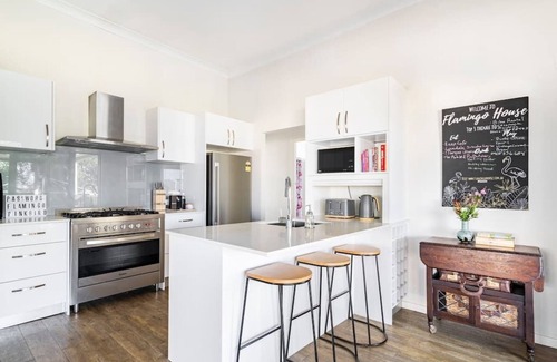 Cessnock House | Flamingo House - 7 mins to Pokolbin wineries, dog friendly, fully fenced