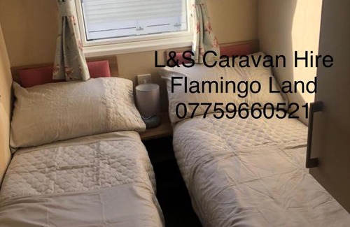 Kirby Misperton House | Flamingo Land Cedar wood CW80