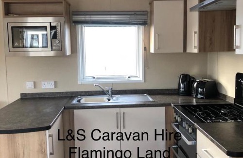 Kirby Misperton House | Flamingo Land Cedar wood CW80