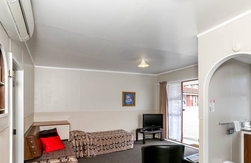 New Plymouth Hotel | Flamingo Motel