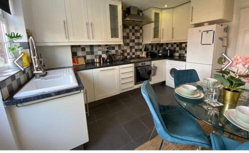 Milton Keynes House | Flamingo Short Lets Greenleys