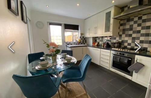 Milton Keynes House | Flamingo Short Lets Greenleys