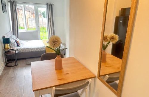 Aylesbury Apartment | Flat 04 Studio flat close to Aylesbury town and Station Free Parking