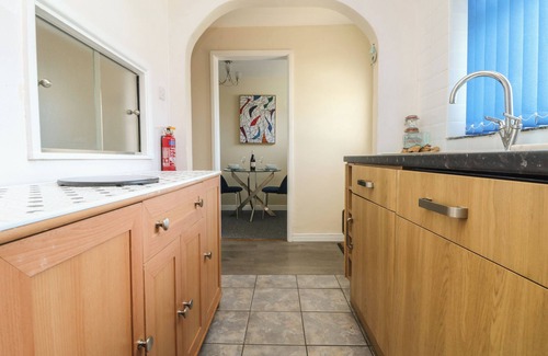 Portreath Cottage | FLAT 1 MARINA COURT, pet friendly, with a garden in Portreath