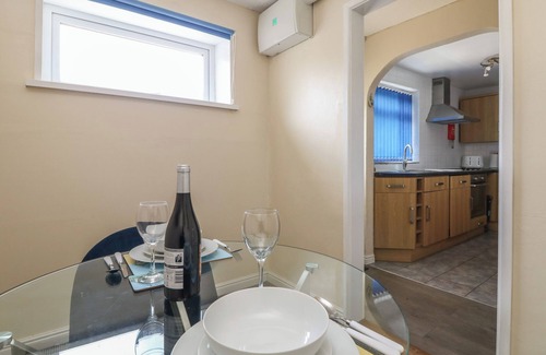 Portreath Cottage | FLAT 1 MARINA COURT, pet friendly, with a garden in Portreath