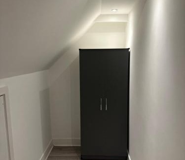 Epsom Apartment | Flat 10 - Epsom High Street