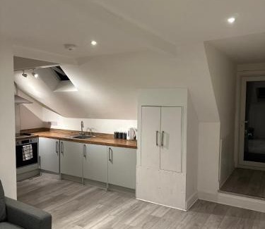 Epsom Apartment | Flat 10 - Epsom High Street