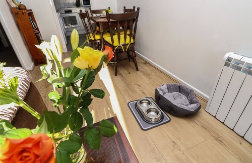 Southampton Cottage | FLAT 2, CLIFTON GARDENS, pet friendly, with a garden in Southampton