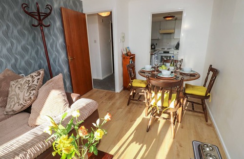 Southampton Cottage | FLAT 2, CLIFTON GARDENS, pet friendly, with a garden in Southampton