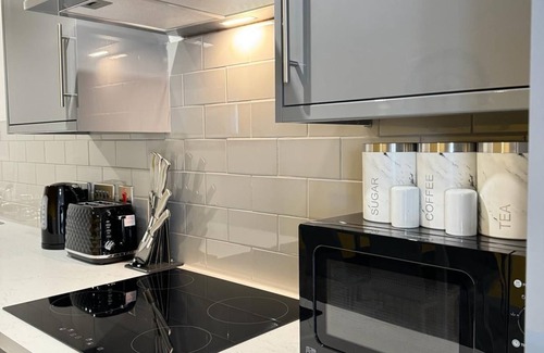 Yeadon Apartment | Flat 401 Spacious Two Bedroom