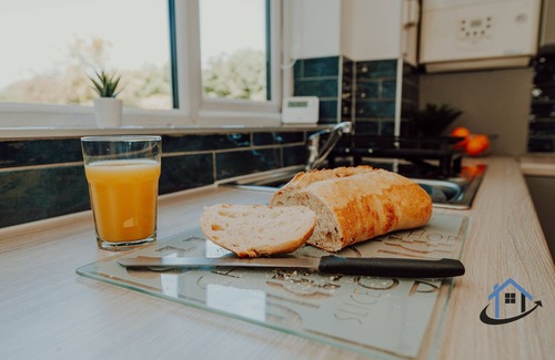 Cradley Apartment | FLAT 5 - Ground floor 2 bed apartment free parking sleeps 6