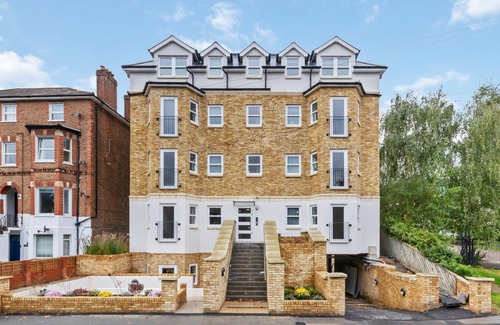 Leatherhead Apartment | Flat 5 Saarb Apartments
