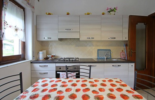 San Carlo Terme Apartment | Flat for 5 People with Garden above Massa