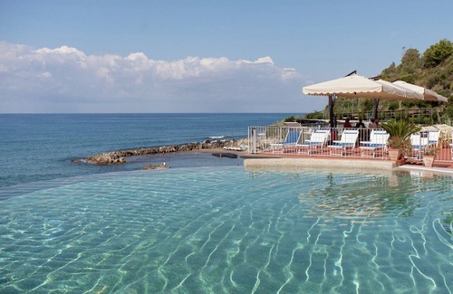 Marina di Pisciotta Apartment | Flat in Caprioli di Pisciotta with sea view