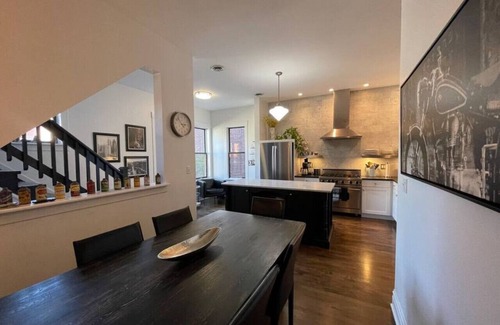 Sheffield and DePaul House | Flat in Lincoln Park 2-Flat Central to Everything