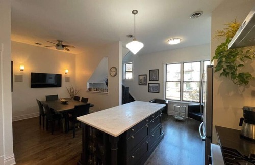 Sheffield and DePaul House | Flat in Lincoln Park 2-Flat Central to Everything