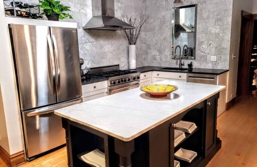 Sheffield and DePaul House | Flat in Lincoln Park 2-Flat Central to Everything