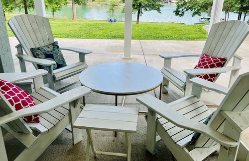 Huddleston House | FLAT LOT BOAT-RAMP NO-WAKE-COVE OFF MAIN CHANNEL LG HOME-GAMERM FIRE PIT KAYAKS+