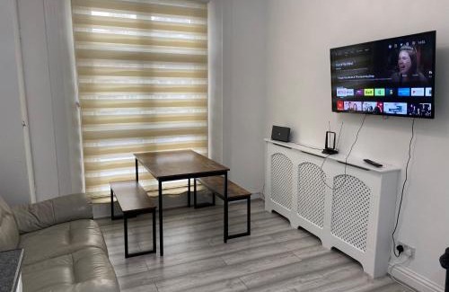 Addison Apartment | Flat next to Westfield shopping centre