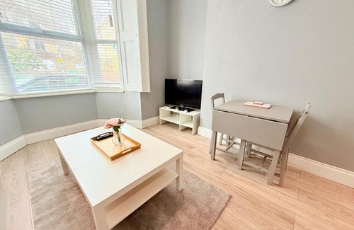 Saint Paul's Apartment | Flat on City Road By Local Stays