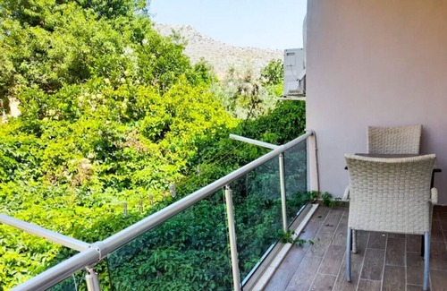 Bozburun Apartment | Flat with Balcony near Beach in Bozburun