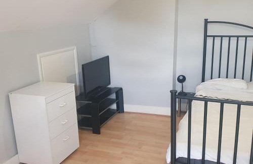 Elmers End Apartment | Flat with excellent transport links to central London.