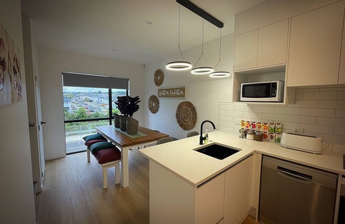 Flat Bush House | Flatbush Holiday Accommodation, 3 Bedroom Town House WH1 | Apartment