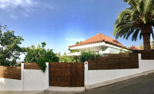 Las Brisas House | Flatguest - Glass House