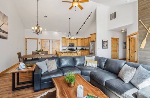 Somers Cabin | Flathead Lodge | Close to Skiing & Glacier Park