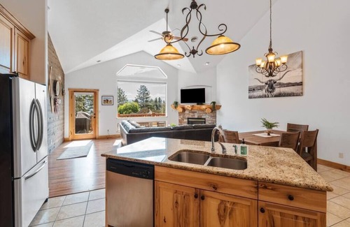Somers Cabin | Flathead Lodge | Close to Skiing & Glacier Park