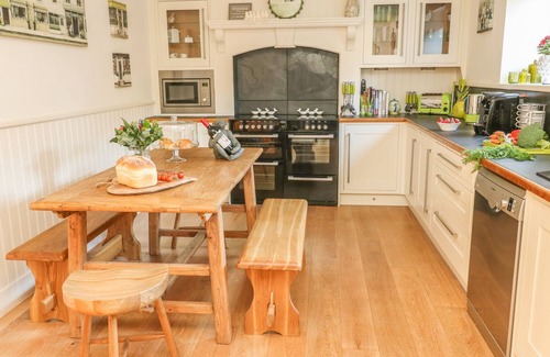 Skipton House | FLATT HOUSE BARN, character holiday cottage, with hot tub in Malham