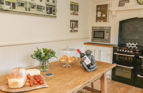 Skipton House | FLATT HOUSE BARN, character holiday cottage, with hot tub in Malham