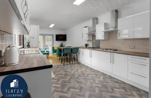 Liverpool House | FLATZY - 6 bed Oasis Close to Football Stadiums