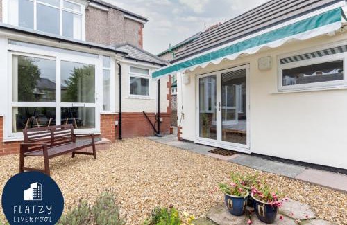 Aigburth Apartment | Flatzy - Charming Garden Annexe in Aigburth with Kitchenette