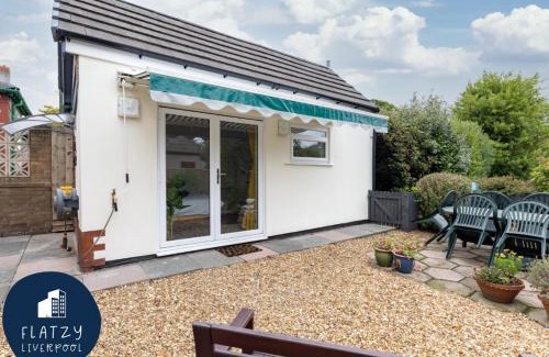 Aigburth Apartment | Flatzy - Charming Garden Annexe in Aigburth with Kitchenette
