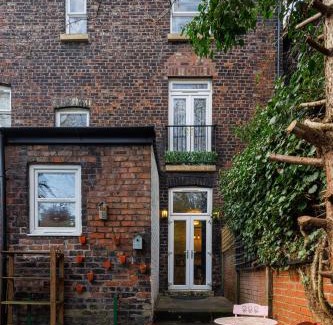 Sefton Park Apartment | FLATZY - Iconic Beatles and Liverpool Culture Home