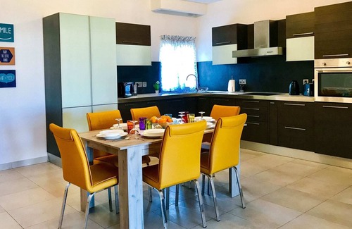 Gzira Apartment | Fleur de Mai Suite-hosted by Sweetstay