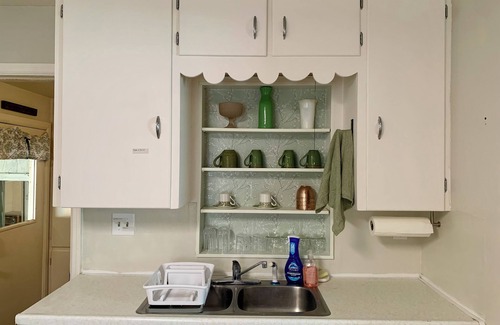 American Falls Cottage | Flexible Stay, Covered Parking, Workspace, King Bed, Pet-Friendly, W&D