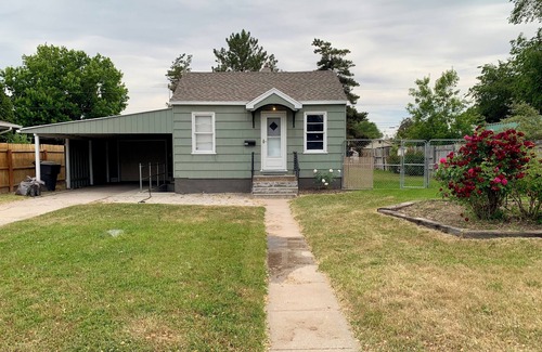 American Falls Cottage | Flexible Stay, Covered Parking, Workspace, King Bed, Pet-Friendly, W&D