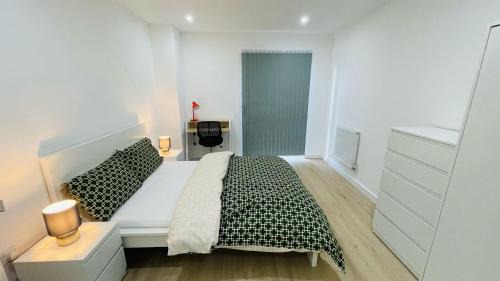 Chadwell Heath Apartment | FlexiLux Stays - Luxury Brand New Apt L1B233