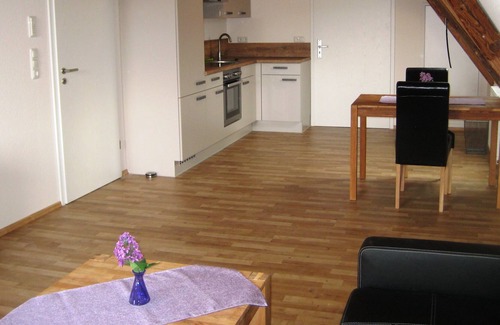 Sommerhausen Apartment | Fliederblüte | modernes Appartement mit 50m2 im 2. Obergeschoss