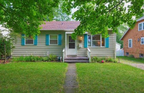 South Haven House | Flip Flop Cottage - Cute and comfortable cottage located just three blocks from Lake Michigan!